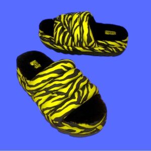 Wrn 2X 🐯 UGG MAXI slide TIGER women’s SLIP ON SHOES size 9